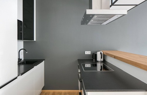 Erdberg Apartment | Modern Landstraße 1BR with Rooftop Pool & Elevator Access