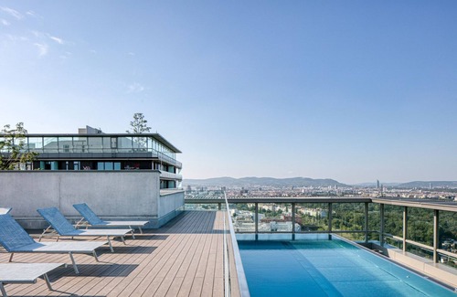 Erdberg Apartment | Modern Landstraße 1BR with Rooftop Pool & Elevator Access