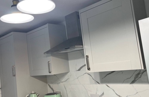Watford House | Lovely large refurbished 4 bedroom House - Welcome families and contractors
