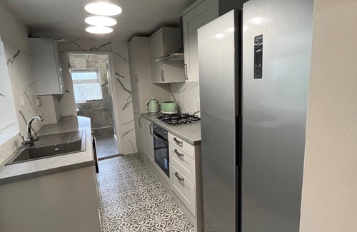 Watford House | Lovely large refurbished 4 bedroom House - Welcome families and contractors