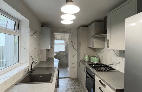 Watford House | Lovely large refurbished 4 bedroom House - Welcome families and contractors
