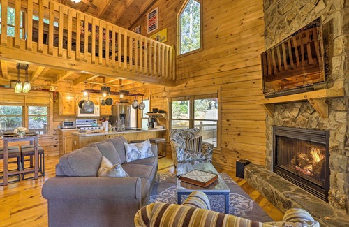 Hidden Lake Cabin | Cozy Log Cabin & Bunkhouse with Scenic Views and Yard