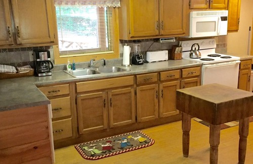 Warm Springs Cabin | Cozy Log Home Near Roosevelt State Park & Callaway Gardens!