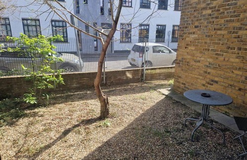 Queen's Park Apartment | Budget-Friendly London Stay - 4-Star Rated & Family-Safe