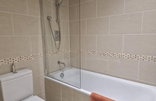 Queen's Park Apartment | Budget-Friendly London Stay - 4-Star Rated & Family-Safe