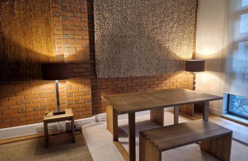 Queen's Park Apartment | Budget-Friendly London Stay - 4-Star Rated & Family-Safe