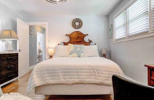 Newport East House | Retro Chic Hotel with Kitchen & Kid-Friendly Amenities