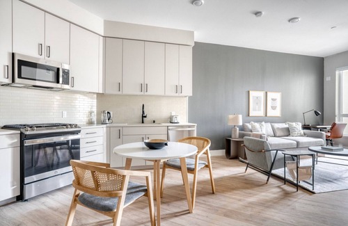 Sunnyvale West Apartment | Inviting 1BR Mountain View Retreat with Pool & Gym
