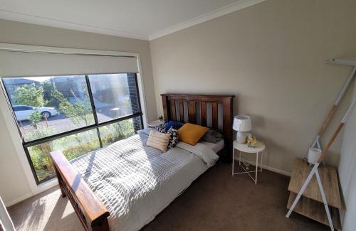 Schofields Villa | Pet-Friendly 5 Bedroom Home with Study & Large Yard