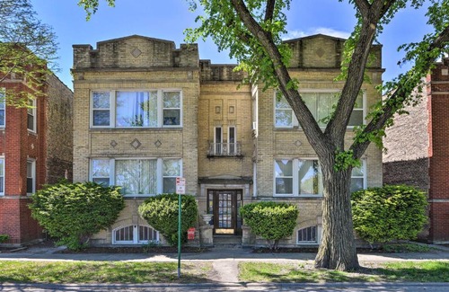 Oak Park Apartment | Convenient Oak Park Apartment - Accessible & Family-Friendly