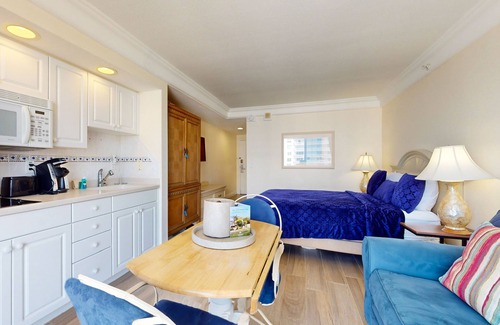 Ortona Park Hotel | Ocean-View Suite with Gym, High-Speed WiFi & Pool Access