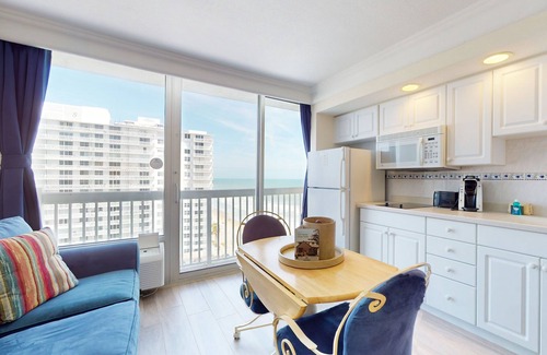 Ortona Park Hotel | Ocean-View Suite with Gym, High-Speed WiFi & Pool Access