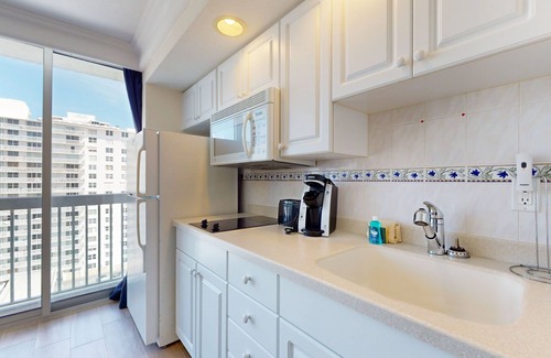 Ortona Park Hotel | Ocean-View Suite with Gym, High-Speed WiFi & Pool Access