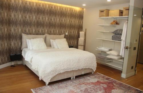 Bahcelievler Apartment | Premier Stay at Prime Residence - 4-Star with Pool & Spa