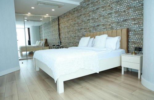 Bahcelievler Apartment | Premier Stay at Prime Residence - 4-Star with Pool & Spa