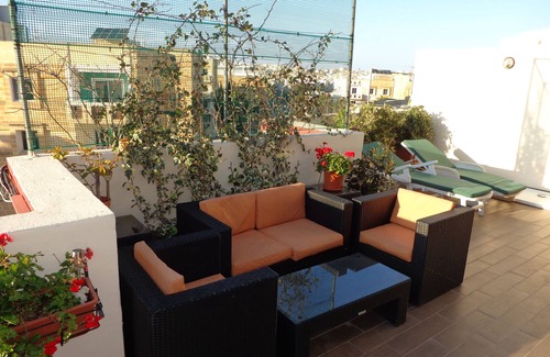 Ta' Xbiex Apartment | Cozy Penthouse with Private Sun Terrace Near Valletta