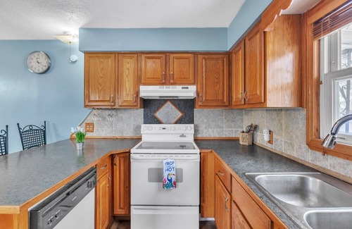 Wyoming House | Pet-Friendly Three-Bedroom Retreat in Urbandale