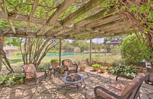 Pottsboro House | Charming Pottsboro Home with Patio & Fire Pits for Families