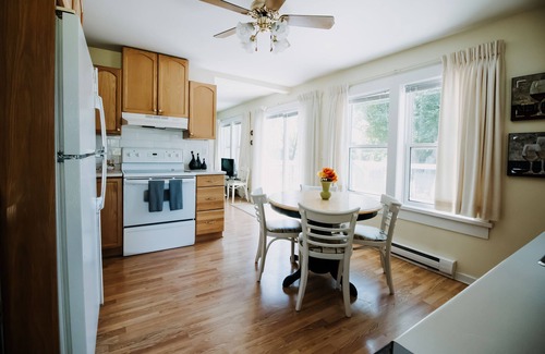 Okanagan-Similkameen Cottage | Charming Cottage with Scenic Vines at River Stone Estate