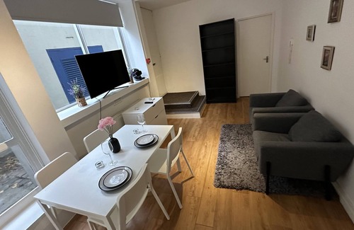 City of Westminster Apartment | Cozy Private Room on Historic Bond Street with EnSuite