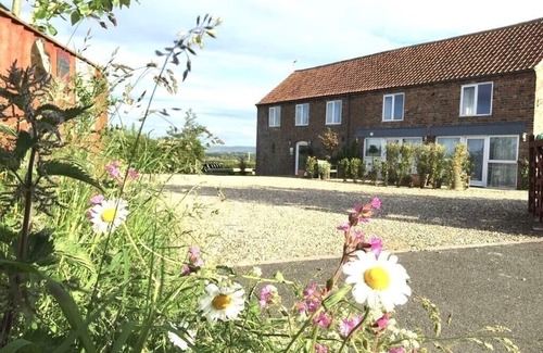 Muston Cottage | Cozy Farmhouse Cottages for 10 with Oceanfront Views