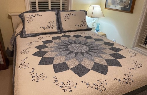 Moscow Bed & Breakfast | Quiet Alpaca Farm Retreat: Perfect Queen Room for 2 Guests