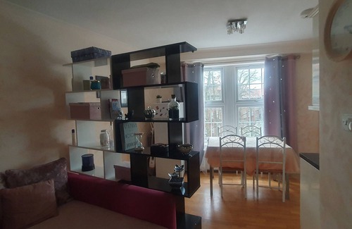 Frognal and Fitzjohns Apartment | Quiet Flat on Finchley Road with Family-Friendly Amenities