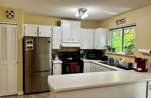 Regional District of Nanaimo House | Cat Lovers' Paradise: Oceanfront Retreat with Spa & Breakfast