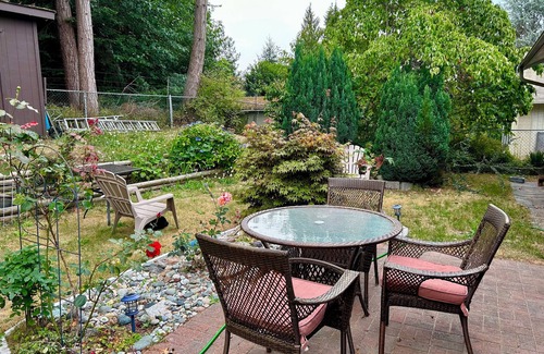 Regional District of Nanaimo House | Cat Lovers' Paradise: Oceanfront Retreat with Spa & Breakfast