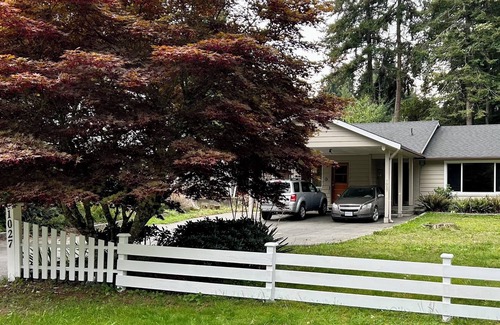 Regional District of Nanaimo House | Cat Lovers' Paradise: Oceanfront Retreat with Spa & Breakfast