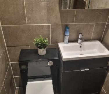 Chadwell Apartment | Cozy 2-Bedroom Apartment in Family-Friendly Neighborhood