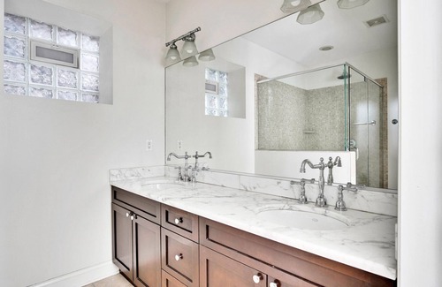 Noble Square Apartment | Tranquil River West 2BR with Breakfast Near Blue Line