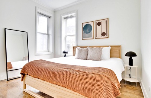 Noble Square Apartment | Tranquil River West 2BR with Breakfast Near Blue Line