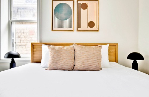 Noble Square Apartment | Tranquil River West 2BR with Breakfast Near Blue Line