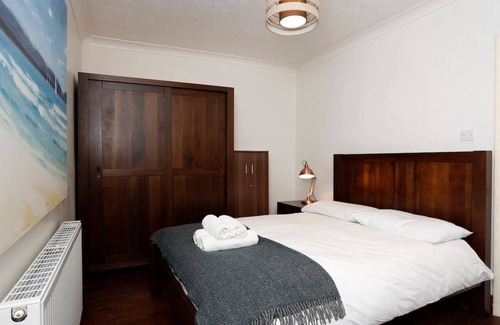 Leigh-on-Sea Cottage | Seaside Ground Floor Cottage in Old Leigh - Pet Friendly Retreat