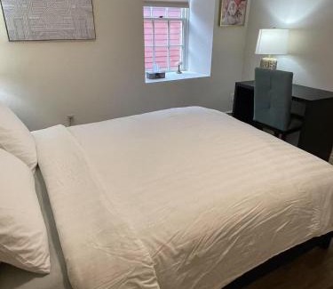 Queens Square House | Lovely single room 5 minutes walk from ocean