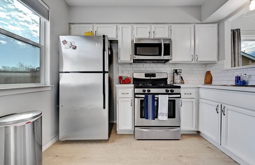 Cherry Creek House | Pet-Friendly South Austin Retreat with Spa & Kitchen