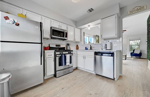 Cherry Creek House | Pet-Friendly South Austin Retreat with Spa & Kitchen