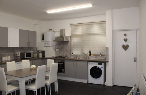 Manchester House | Cozy 3-Bed House Near City Centre with Breakfast & Pets