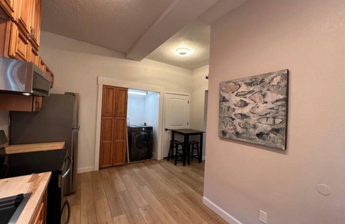 West Central House | Lovely & Spacious Downtown 2 Bedroom