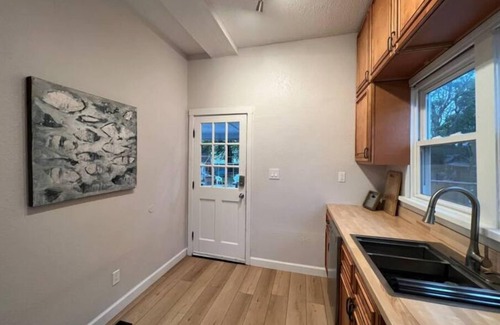 West Central House | Lovely & Spacious Downtown 2 Bedroom