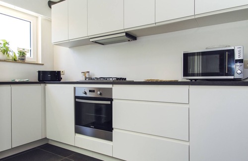 Groenenhoek House | Inviting Home Near Parks with Pool & Breakfast Included
