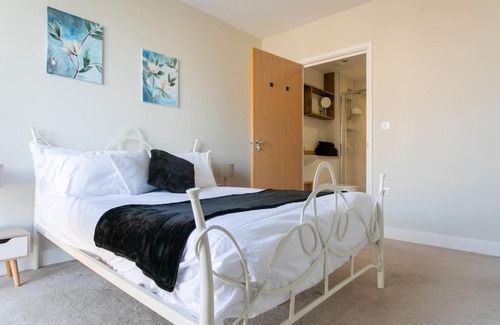 Bromley South Apartment | Pet-Friendly Penthouse Retreat in East London Awaits You