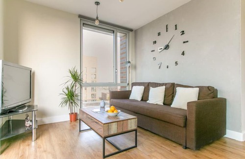 Bromley South Apartment | Pet-Friendly Penthouse Retreat in East London Awaits You