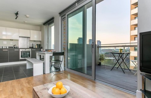 Bromley South Apartment | Pet-Friendly Penthouse Retreat in East London Awaits You