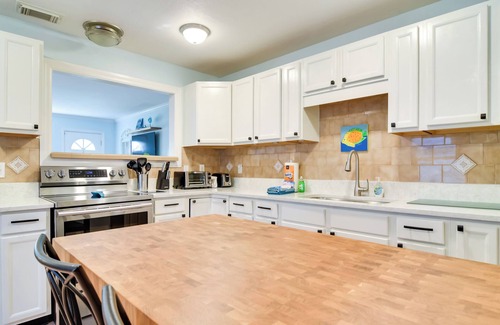 Gulfport Cottage | Cozy Gulfport Cottage - Steps from Beach and Town!