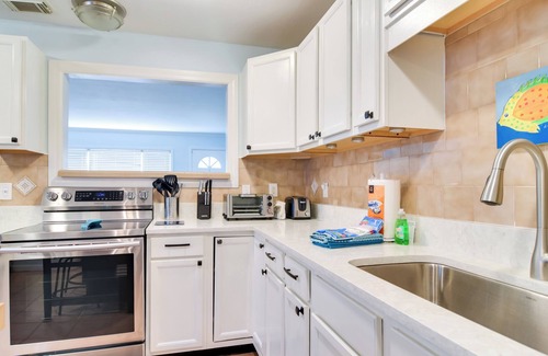 Gulfport Cottage | Cozy Gulfport Cottage - Steps from Beach and Town!