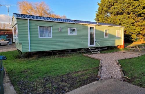 Great Houghton House | Inviting 8-Bed Caravan at Billing Aquadrome with Pool Access