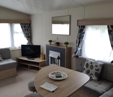 Great Houghton House | Inviting 8-Bed Caravan at Billing Aquadrome with Pool Access