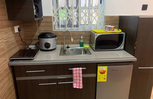 Nsawam Apartment | Cozy Studio Apartment with Hot Tub and Kitchen Amenities